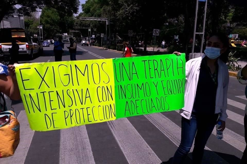 Enfermeras del IMSS bloquearon Eje 7 Sur, frente al Hospital General de Zona 1A, para exigir insumos de protección que les permitan atender a pacientes con #Covid_19.