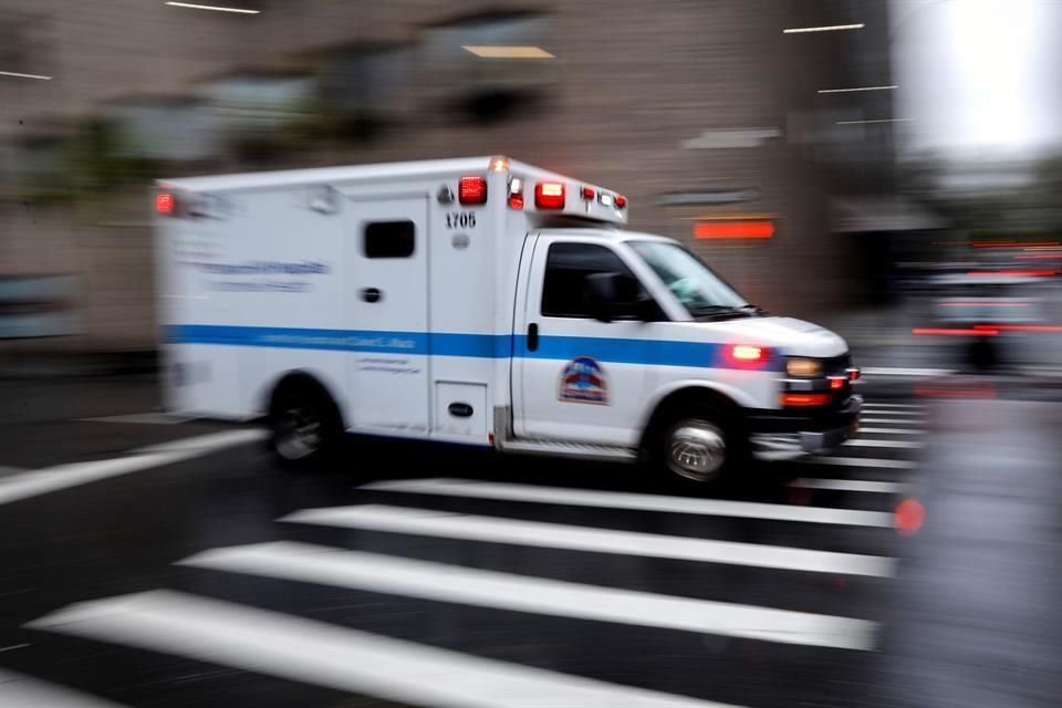 Una ambulancia llega a un hospital en Manhattan en medio de la emergencia por el nuevo coronavirus.