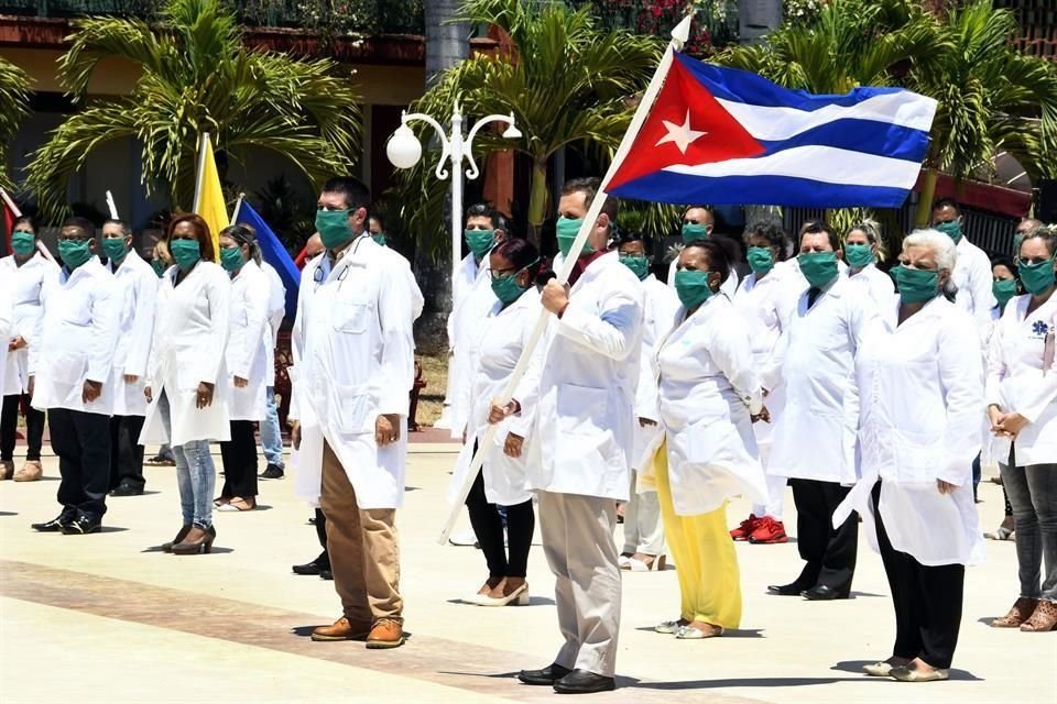 Brigada de médicos cubanos que partirán a Angola.