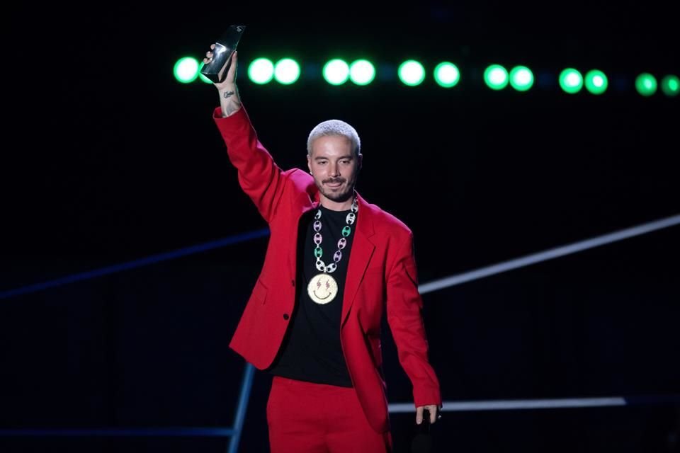 J Balvin contó detalles sobre su álbum 'Colores', cantó pedazos de sus éxitos y convivió con sus fans a través de una transmisión en Instagram auspiciada por Amazon Music.