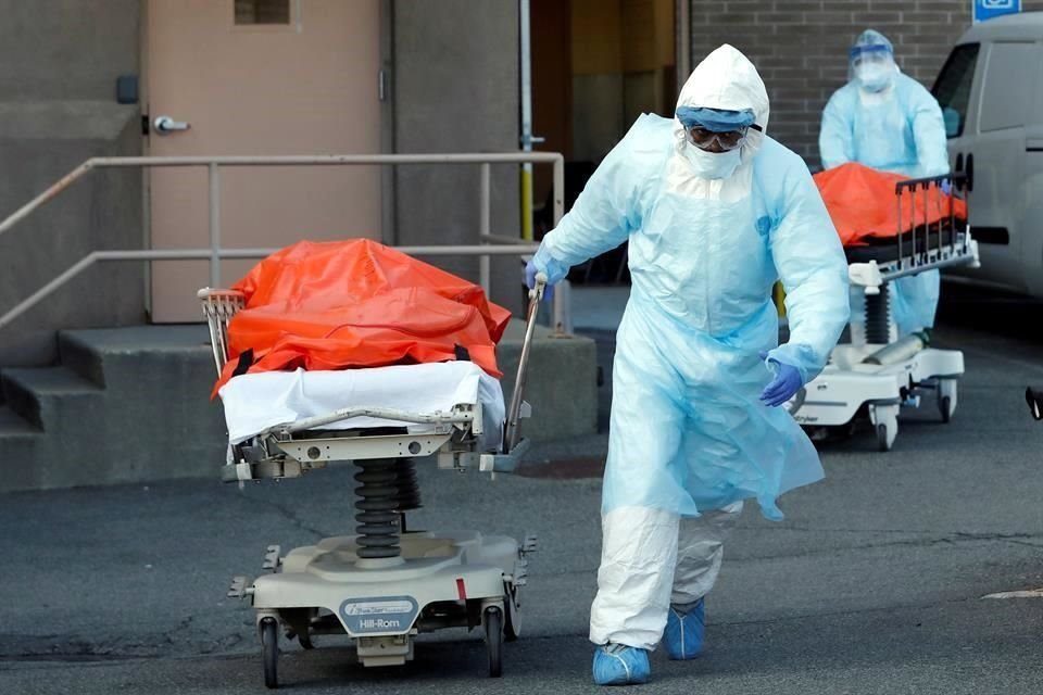 Trabajadores transportan cuerpos en un hospital en Brooklyn, Nueva York.