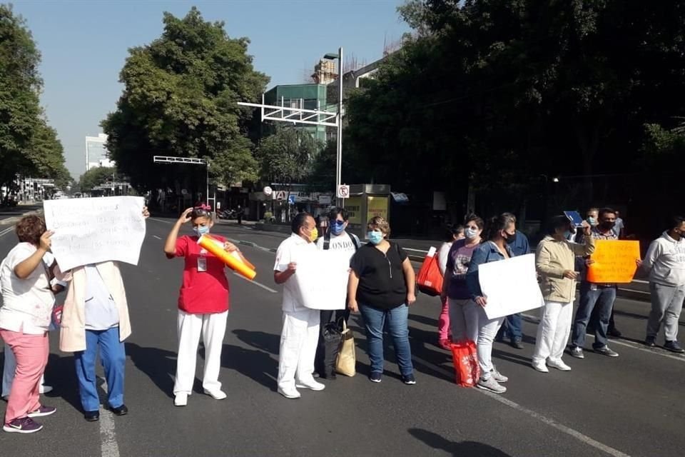 Personal del hospital bloqueó esta mañana el Eje 7 Sur.