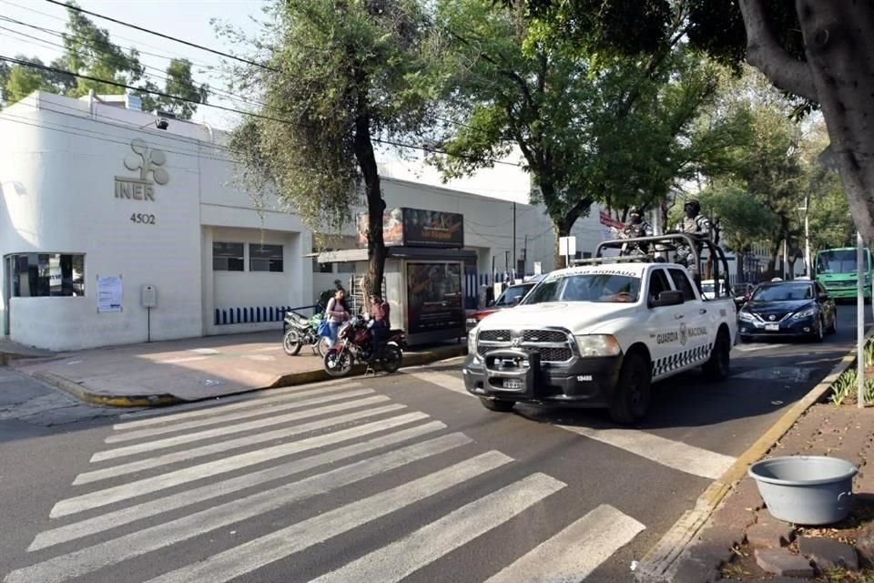 El personal militar porta cubrebocas y se aplica gel antibacterial al subir a las unidades.