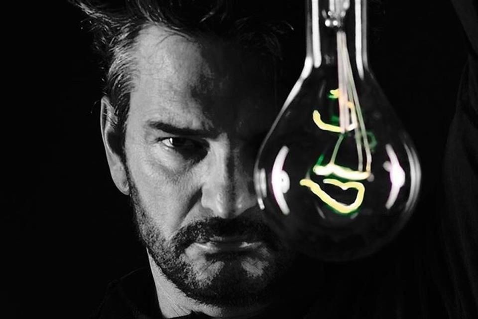 Ricardo Arjona lanzará su disco 'Blanco y Negro' a pesar de la pandemia.