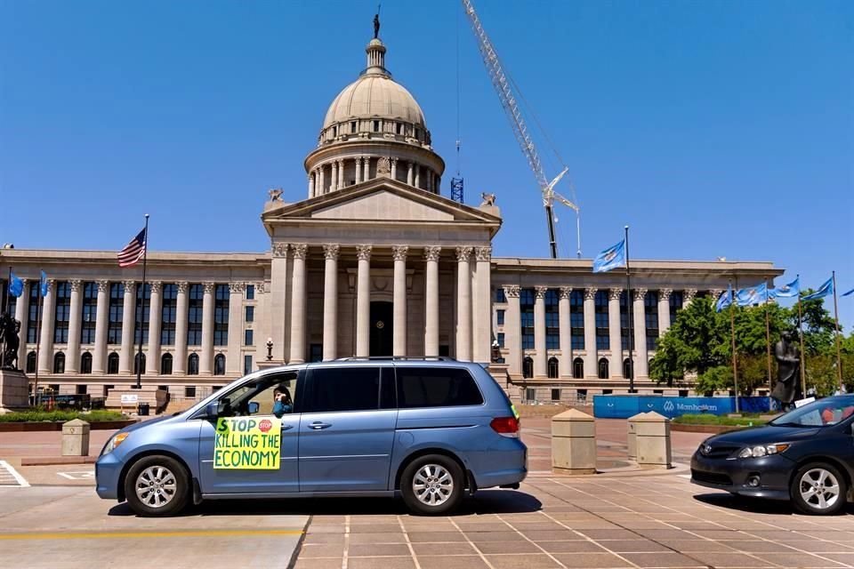 Propietarios de negocios se manifiestan en Oklahoma luego de que fueron forzados a cerrar sus negocios por la pandemia.