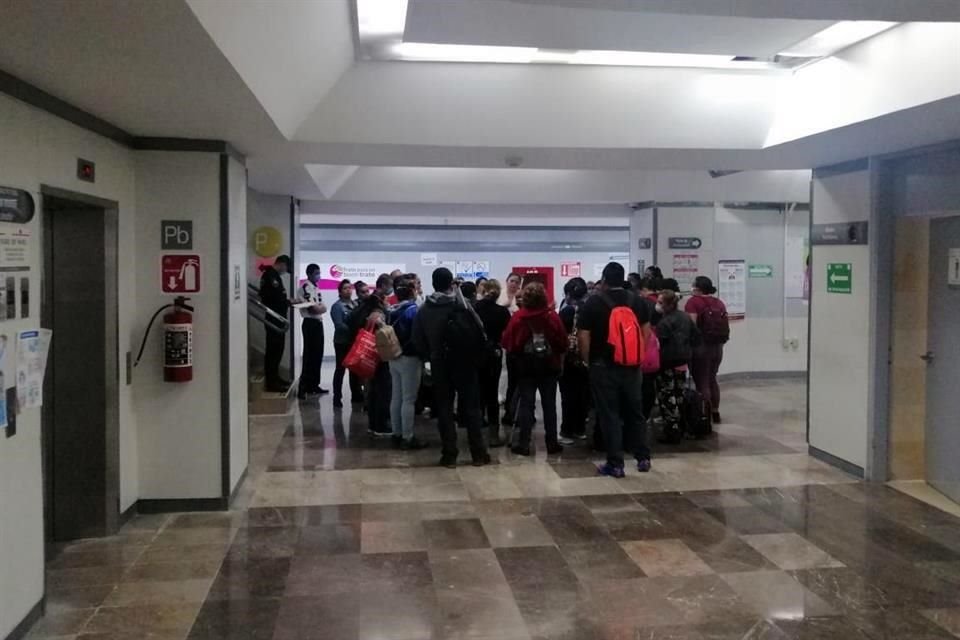 Al momento se encuentran en la Planta Baja de este hospital en diálogo y espera de una solución, de lo contrario, advierten, podrían realizar protestas en el exterior del sitio.