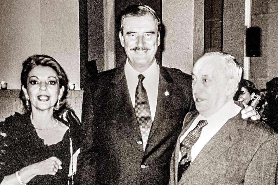 Con Marta Sahagún de Fox y el ex Presidente Vicente Fox