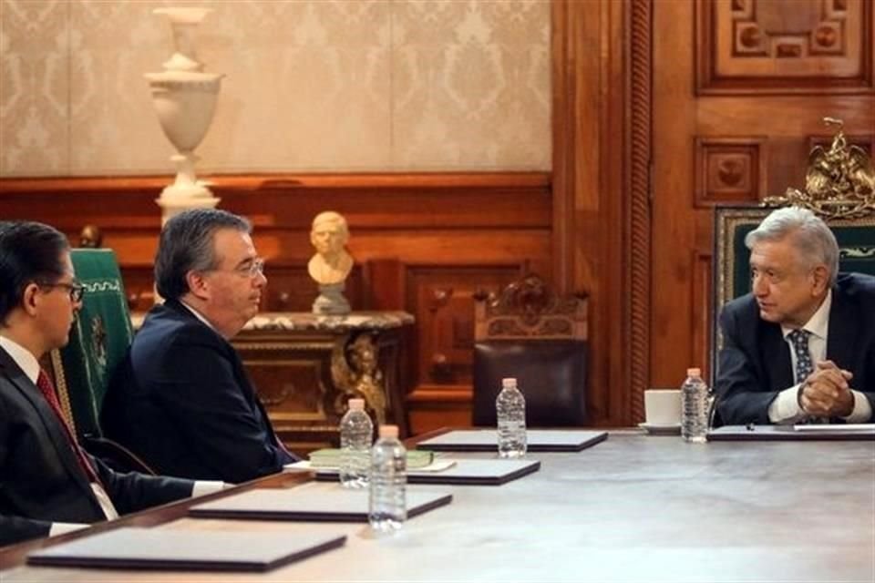 El Gobernador del Banxico y AMLO conversaron sobre las áreas de coordinación entre las autoridades financieras para el desarrollo del sistema financiero.