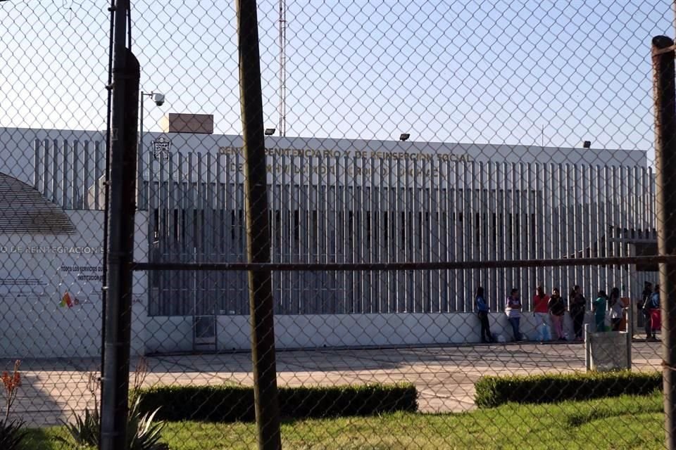 Reclusos del Penal Nezahualcóyotl Bordo tienen que pagar a custodios por servicios básicos.