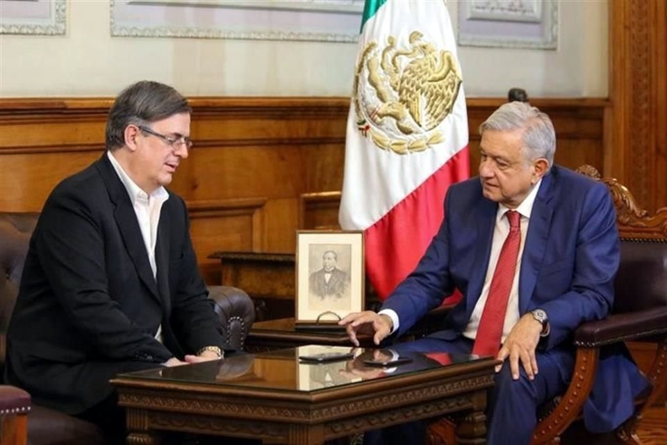 El Canciller Marcelo Ebrard acompañó a AMLO en la llamada.