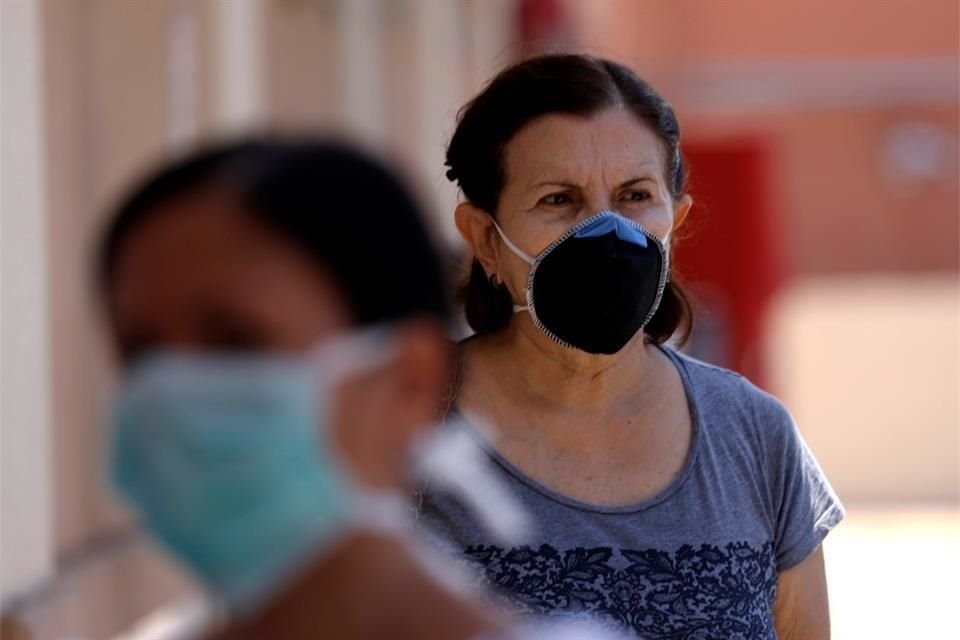 Personas con mascarillas de protección en San Juan, Puerto Rico.