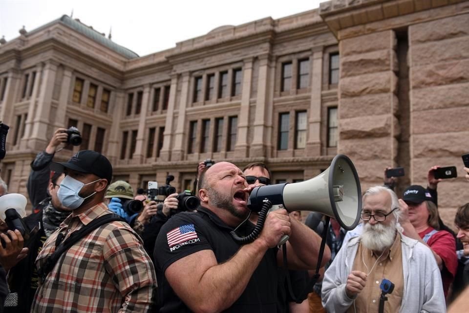 Alex Jones, fundador de Infowars, con un megáfono durante la protesta.