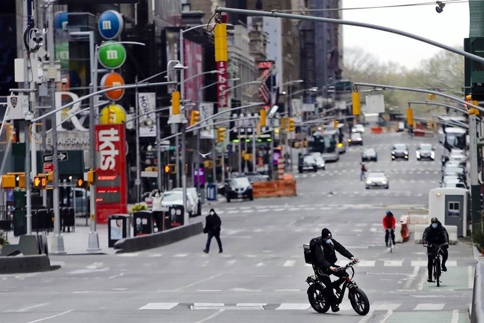 Peatones y ciclistas en un vacío Times Square.