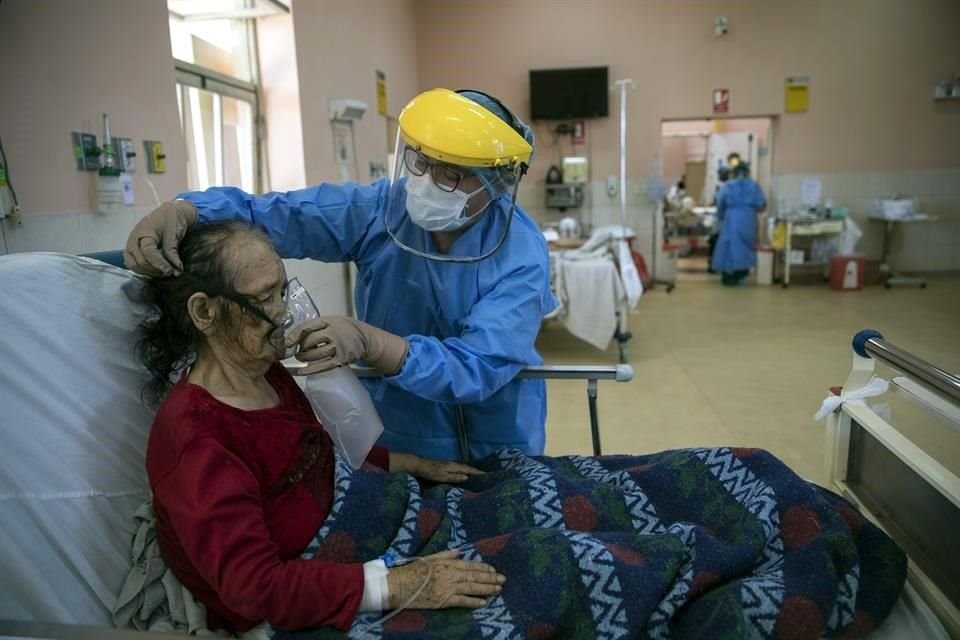 Una enfermera atiende a un paciente de Covid-19 en la unidad de Cuidados intensivos del hospital 2 de Mayo.