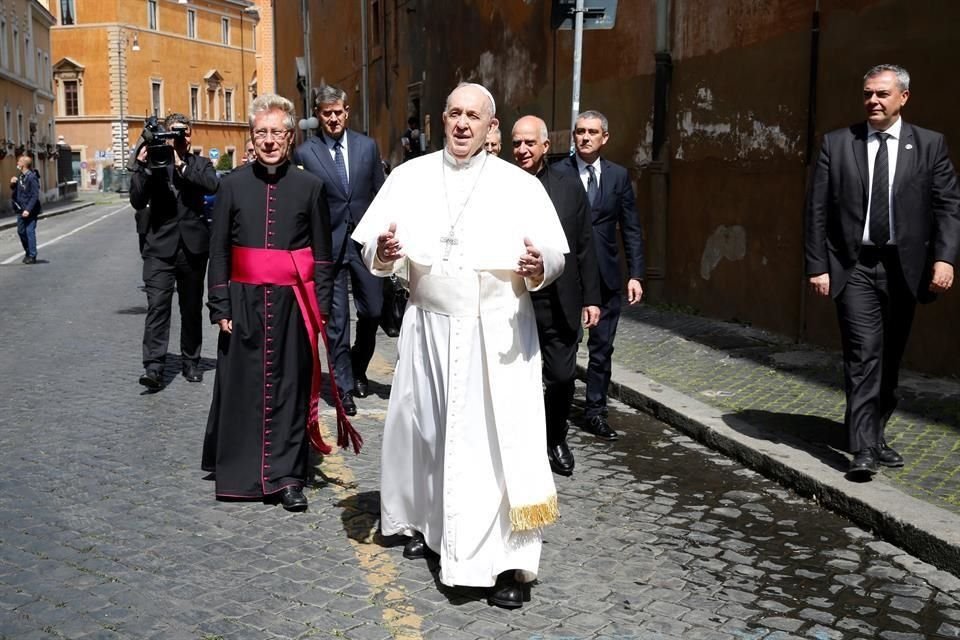 El Papa salió del Vaticano para celebrar una misa en una iglesia cercana, en la que pidió un futuro sin desigualdad ante coronavirus.