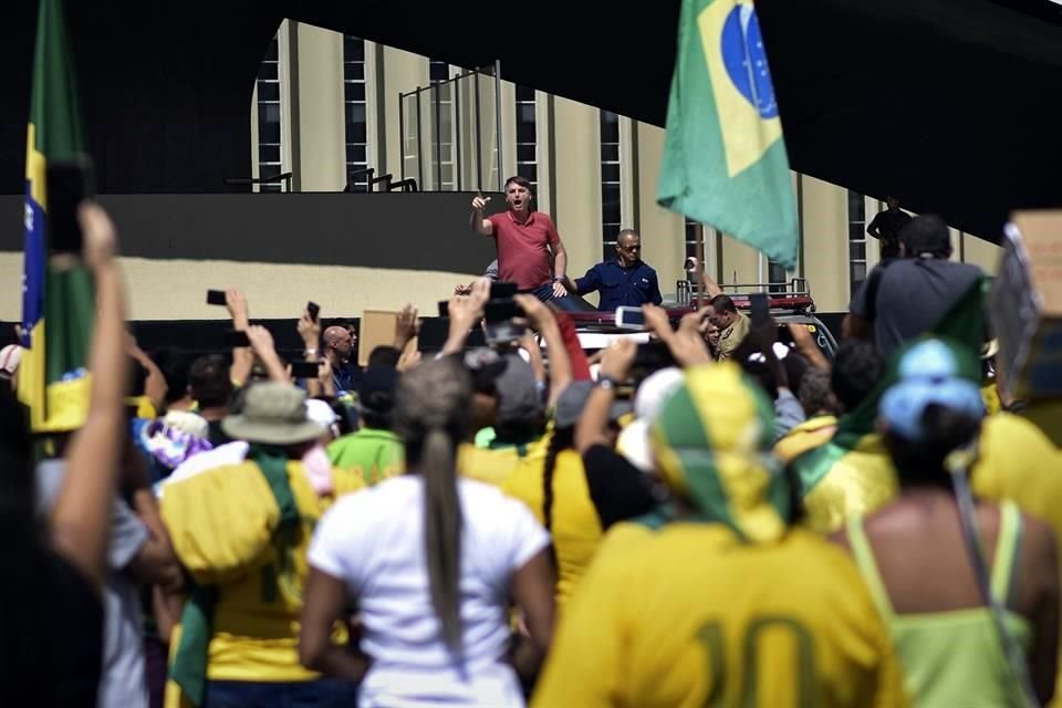 Jair Bolsonaro dio mensaje a la multitud.