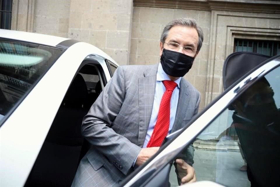 Esteban Moctezuma, titular de SEP, a su salida de Palacio Nacional, donde se reunió con el Presidente AMLO.