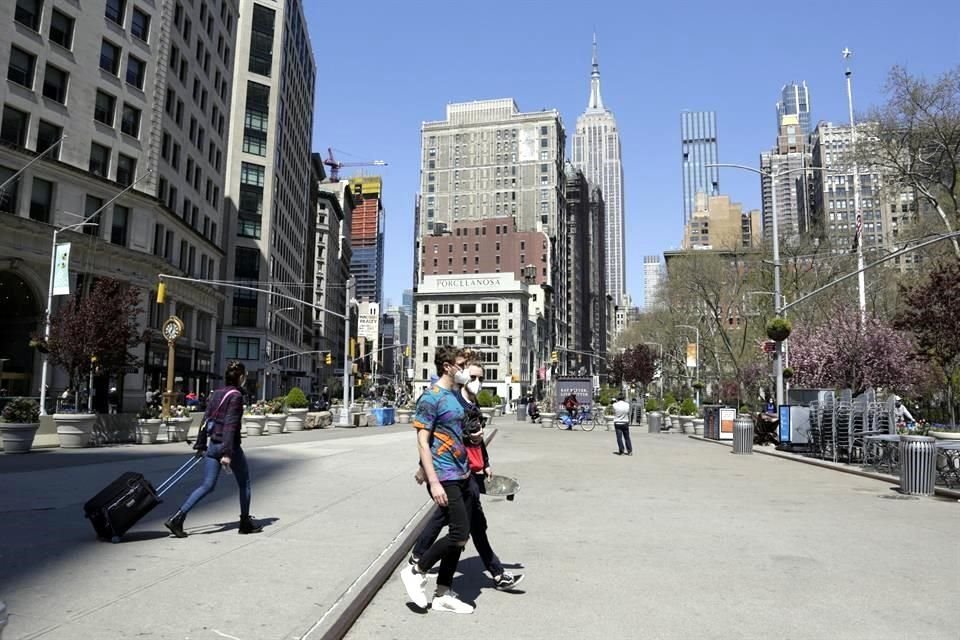 Personas caminan cerca del Empire State en Nueva York. La ciudad es el principal foco del nuevo coronavirus en Estados Unidos.