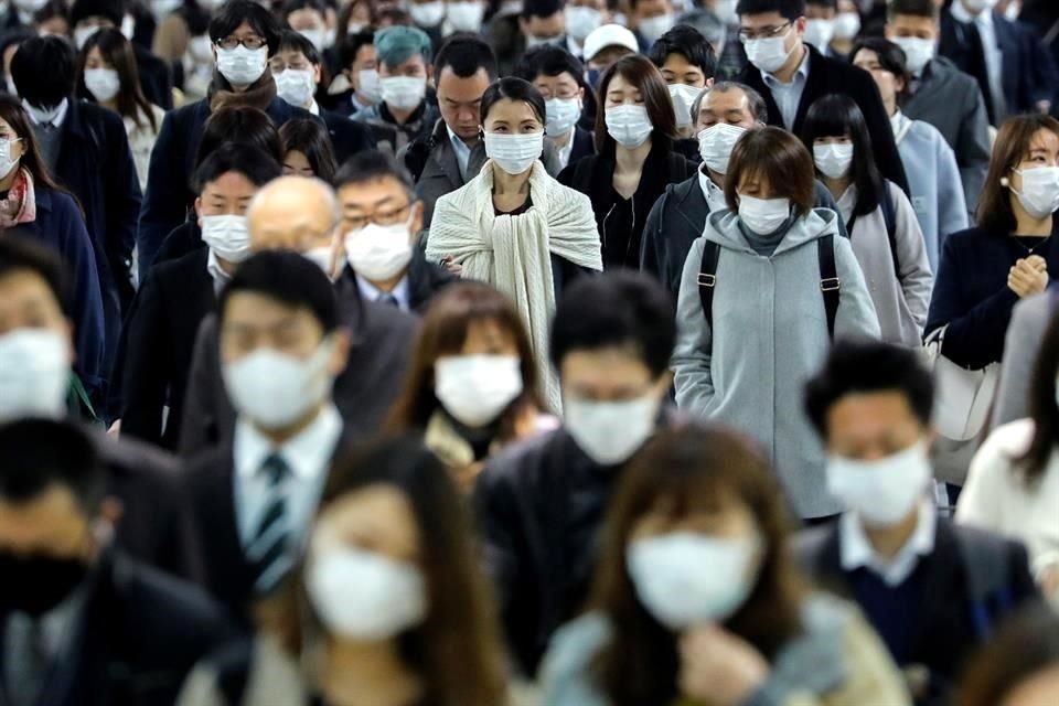 Transeúntes con mascarillas de protecicón en Tokio, Japón.