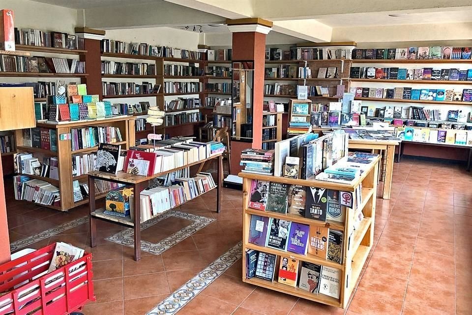 A falta de servicios de entrega de productos a través de aplicaciones móviles en Comitán, Albores contrata los servicios de una empresa de motos.