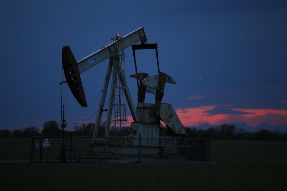 El precio del barril de petróleo Brent sigue su tendencia a la baja y su contrato para junio llegó a caer 15.26 por ciento, por debajo de los 17 dólares. 