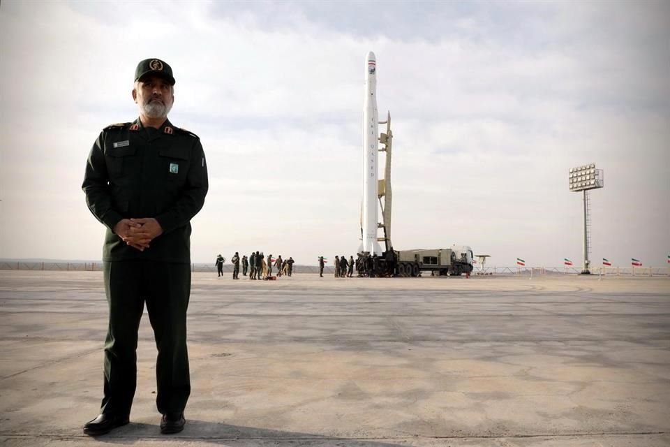 Jefe de la División Aeroespacial de la Guardia Revolucionaria, Amir Ali Hajizadeh, posa cerca del satélite.