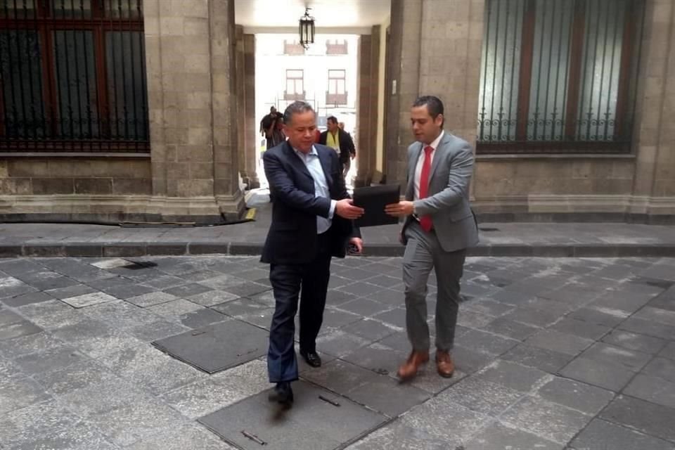 El titular de la UIF fue entrevistado en Palacio Nacional.