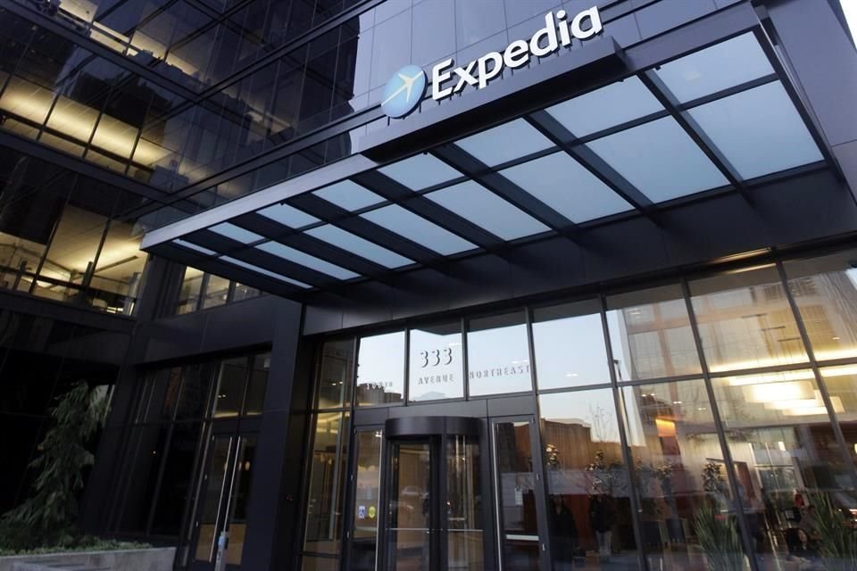 Expedia dijo que planea una colocación de acciones privadas de mil 200 millones y 2 mil millones de dólares en nuevos financiamientos de deuda.