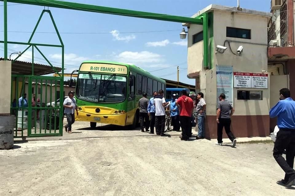 Los inconformes señalan a Guadalupe Garza como el empresario responsable de la baja de sueldos.