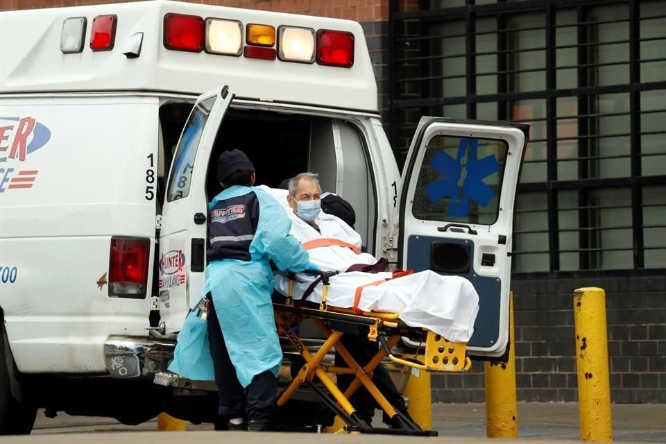 Personal traslada a un paciente hacia un hospital en Nueva York.