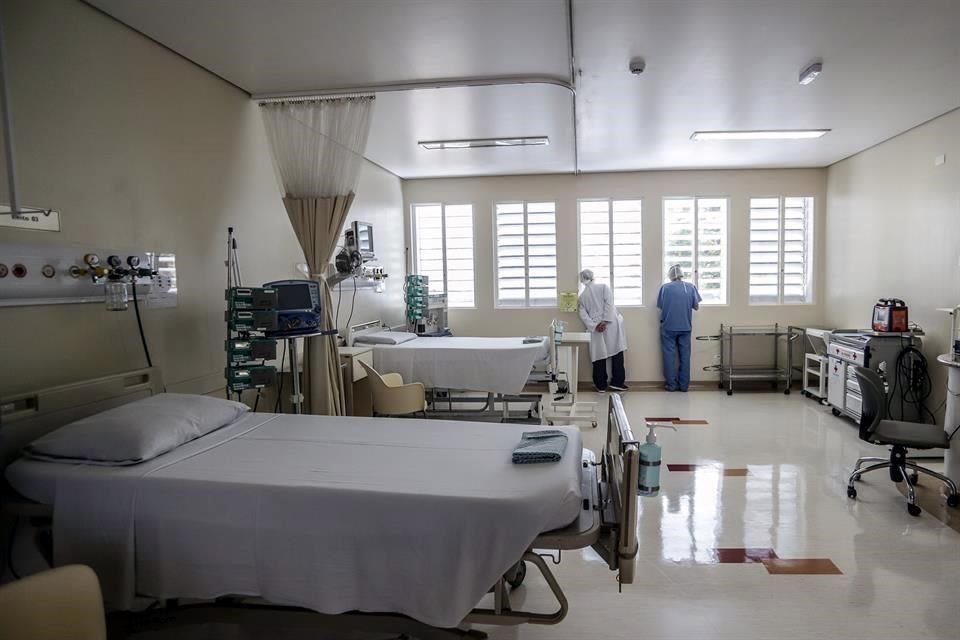 Empleadas de salud trabajan en un hospital de la Cruz Roja que recibirá a pacientes con Covid-19 en Sao Paulo, Brasil.