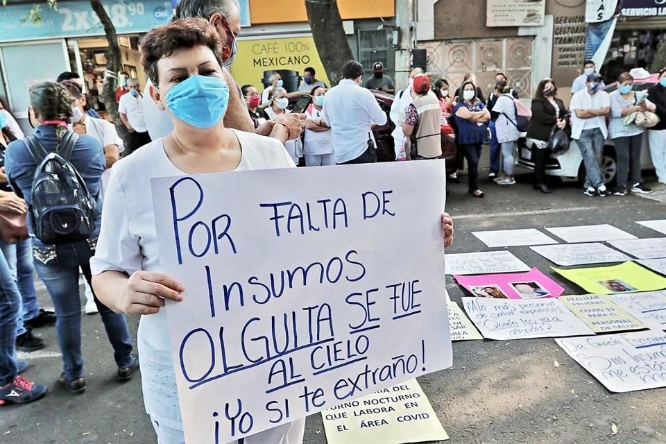 Personal de salud del Hospital General de Tacuba protestó el martes pasado para reprochar falta de insumos y la muerte de tres compañeros.