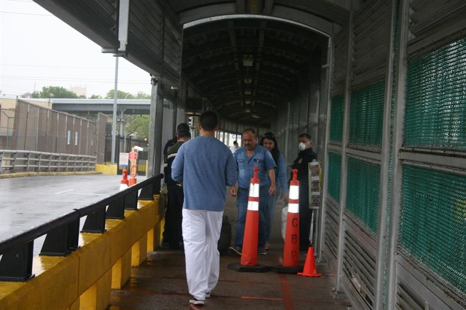 Directores destituidos, aceptación de fracaso, denuncias de corrupción y asedio del crimen indican que situación en Aduanas no cambia.
