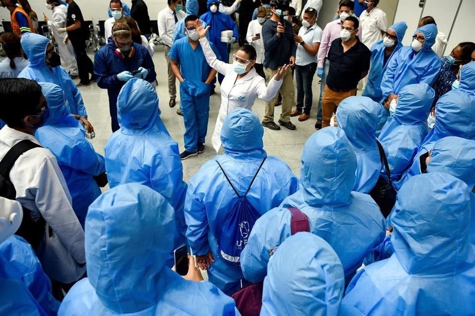 Médicos y trabajadores de salud se preparan en un improvisado hospital en el Centro de Convenciones, el 24 de abril de 2020, en la ciudad de Guayaquil, Ecuador.