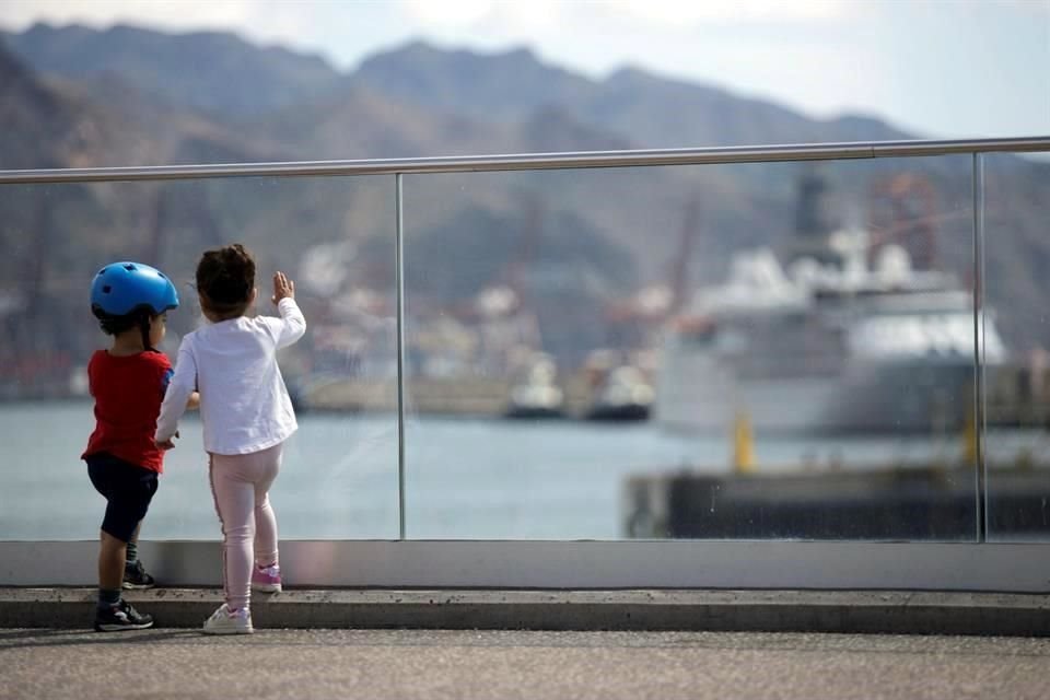 Desde este domingo, los niños en España pueden pasear y jugar en las calles en un área de un kilómetro desde su domicilio.