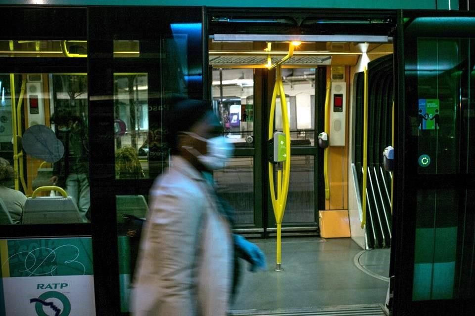 Transeúntes con mascarillas de protección en París, Francia