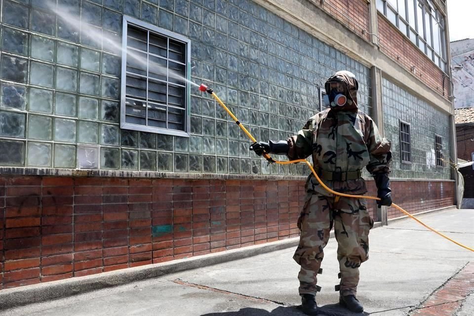 Un soldado participa en una jornada de desinfección para evitar la propagación del coronavirus en el parque del barrio 20 de julio, este sábado en Bogotá