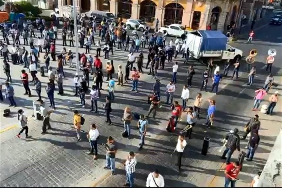 Músicos congregados en la plaza frente al Palacio de Gobierno de Nayarit.