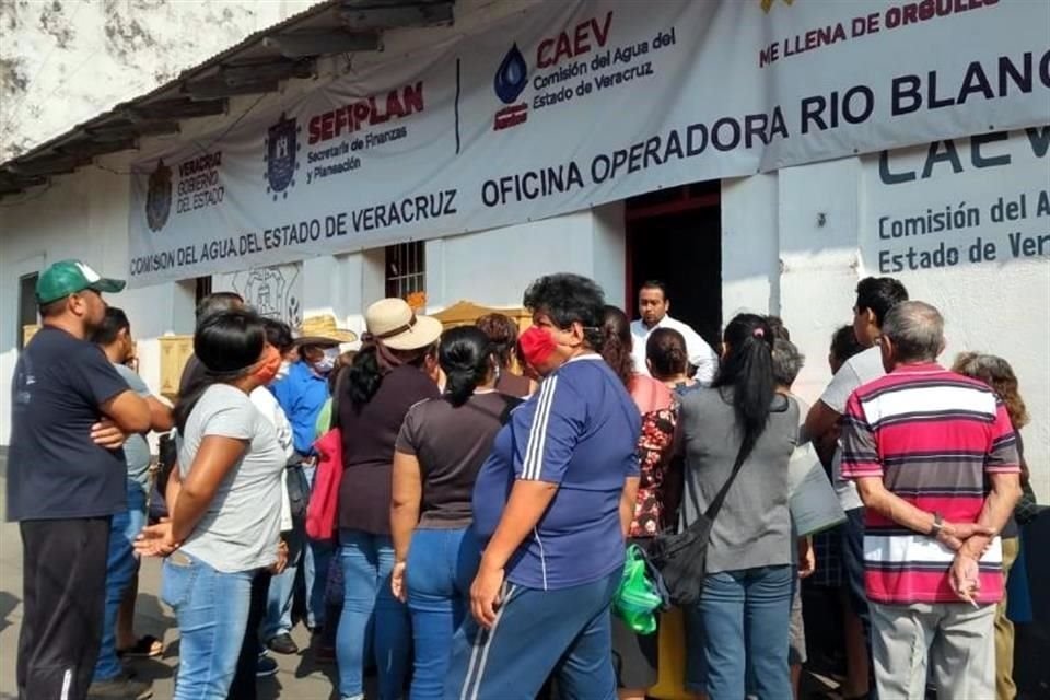 Inconformes que demandan servicio de agua potable para familias en el Municipio de Río Blanco.