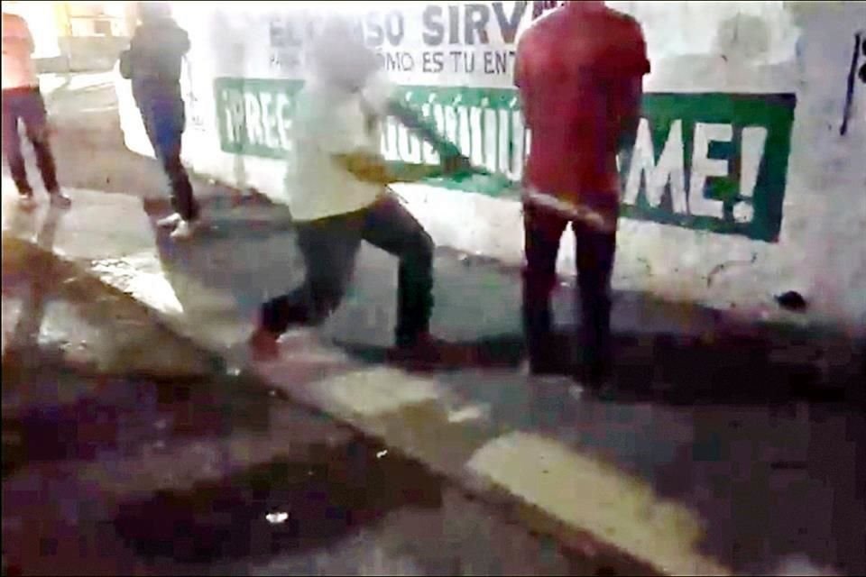 En Teloloapan, Guerrero, jóvenes recibieron tablazos por no quedarse en su casa.