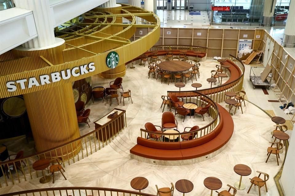 Starbucks cerró aproximadamente la mitad de sus cerca de 8 mil 900 establecimientos operados por la compañía en EU en marzo.