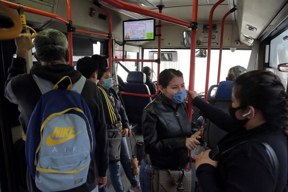 Con la modificación a los horarios de transporte, los empleados de las empresas esenciales se han visto afectados.