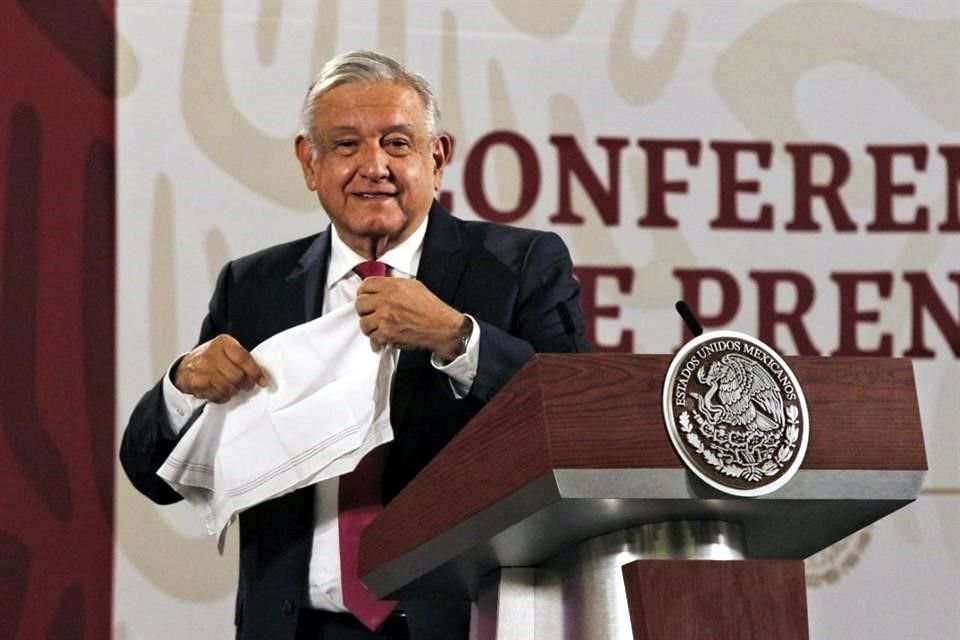 El Presidente López Obrador sacó su pañuelo blanco en señal de paz, ante criticas a su iniciativa sobre el manejo del Presupuesto.