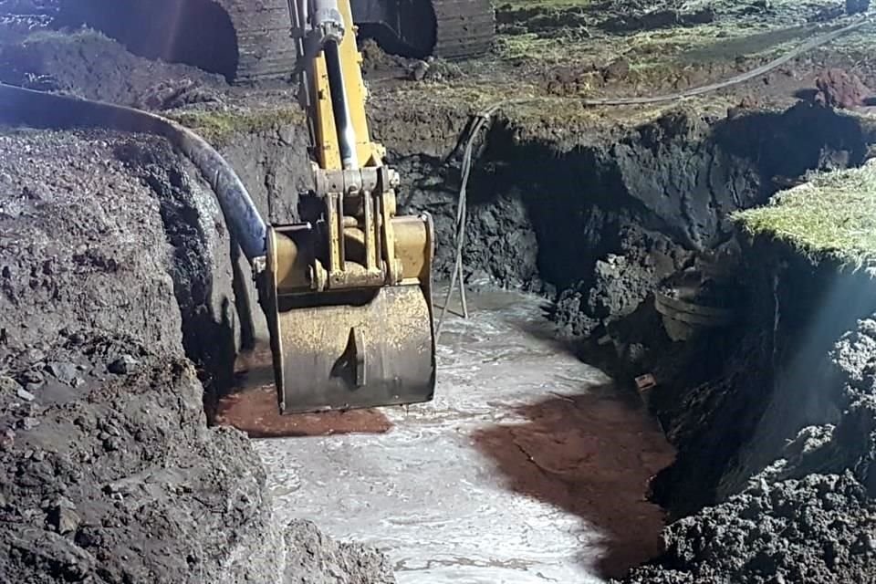 Luego del sismo registrado ayer, continúan trabajando en la reparación de la fuga que se registró en el ramal Mixquic.