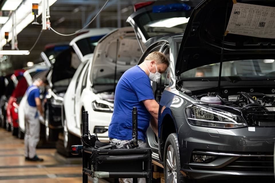 Este lunes, la compañía reanudó la producción en su planta en Wolfsburg, Alemania, donde VW tiene su sede central.