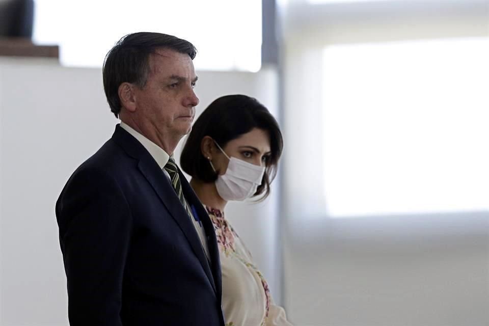 Jair Bolsonaro junto con su esposa, Michelle Bolsonaro este miércoles.