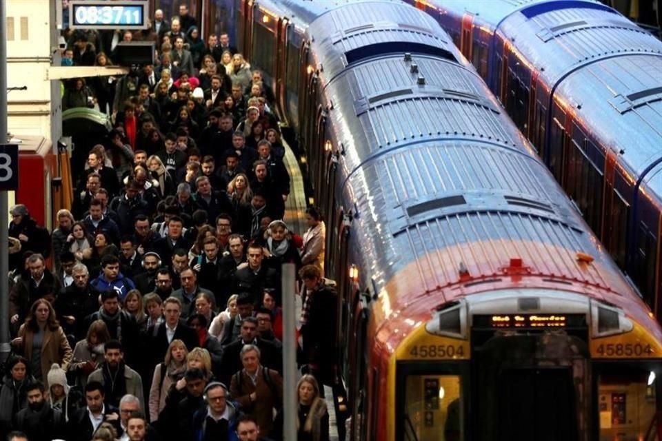 Tránsito de pasajeros cotidiano, antes de la pandemia, en la Estación de Waterloo, Londres.