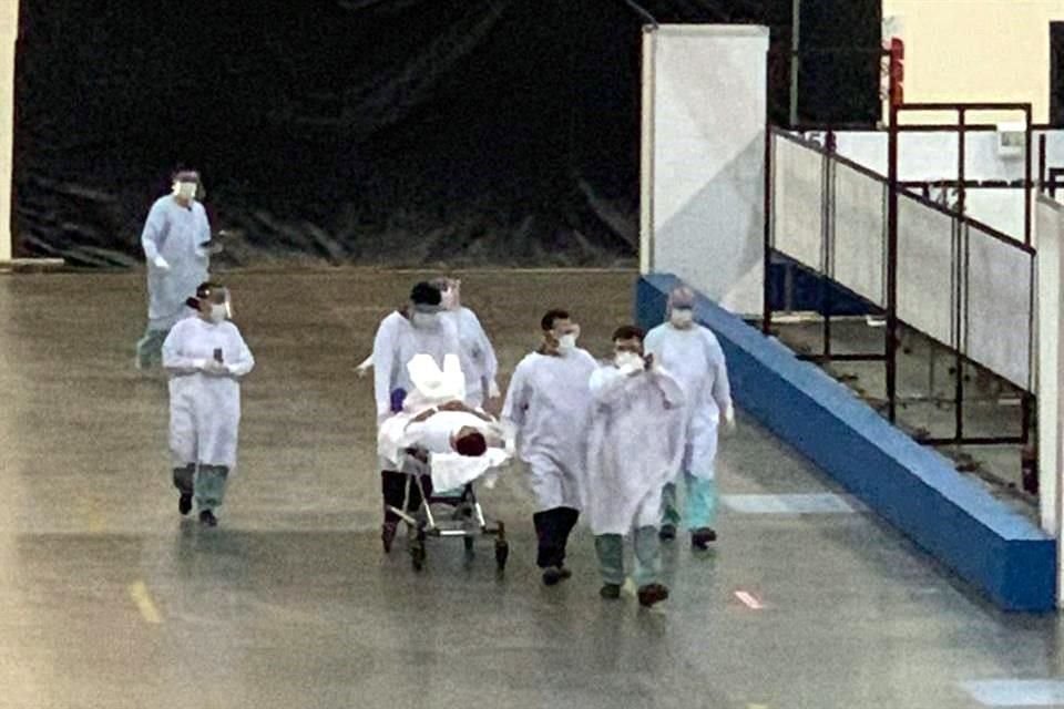 Hospital temporal en Centro Citibanamex recibió a primer paciente con Covid-19, que llegaría procedente del Instituto Nacional de Nutrición.