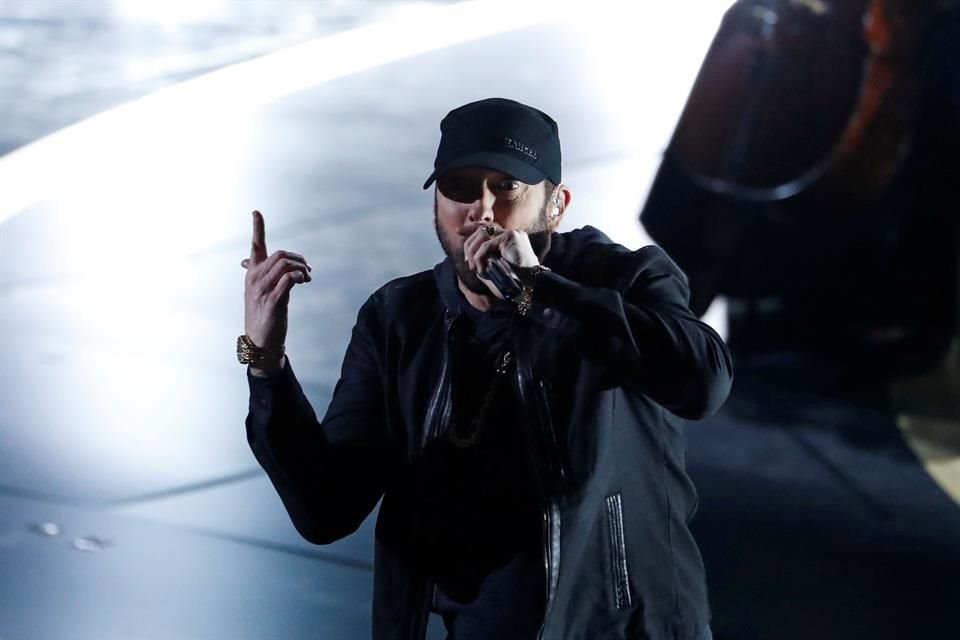 Eminem diseñó junto a Jordan 10 pares de tenis exclusivos, de los cuales donó un par para obtener dinero para el Fondo de Respuesta Solidaria Covid-19.