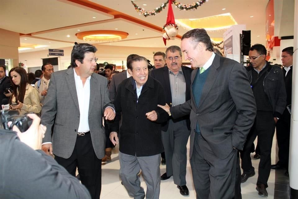 Acompañado de su hijo y de Ricardo Martín Bringas, presidente de Organización Soriana, durante la inauguración de Soriana Hiper en Plaza Sendero La Fe en Apodaca